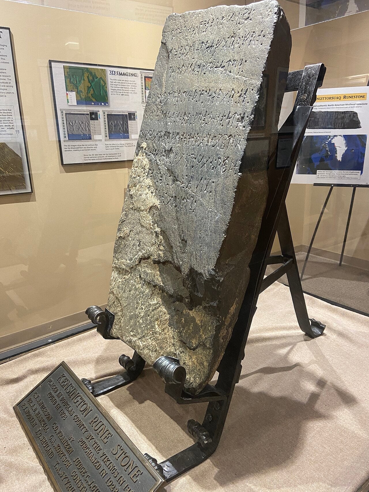 Pierre runique viking avec gravures et symboles nordiques