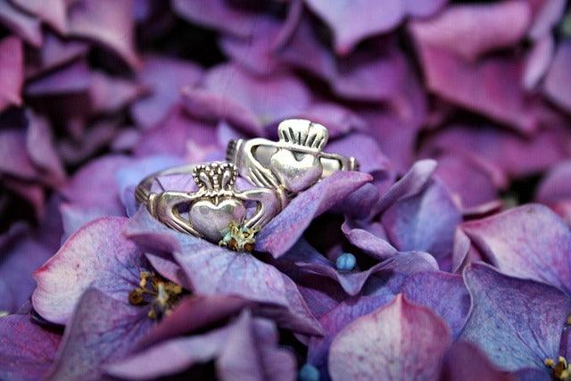 Épingle à Cravate Claddagh R133 Avec Chaîne En Étain Anglais Fin - 2 X 2,1 Cm - Cadeau Élégant