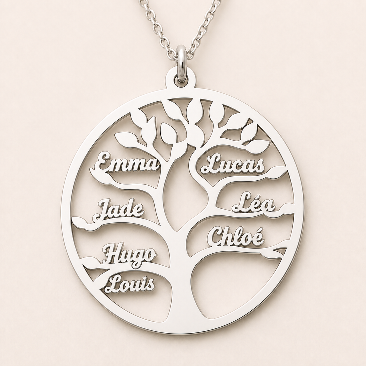 Gros plan du pendentif Arbre de Vie personnalisable avec prénoms français