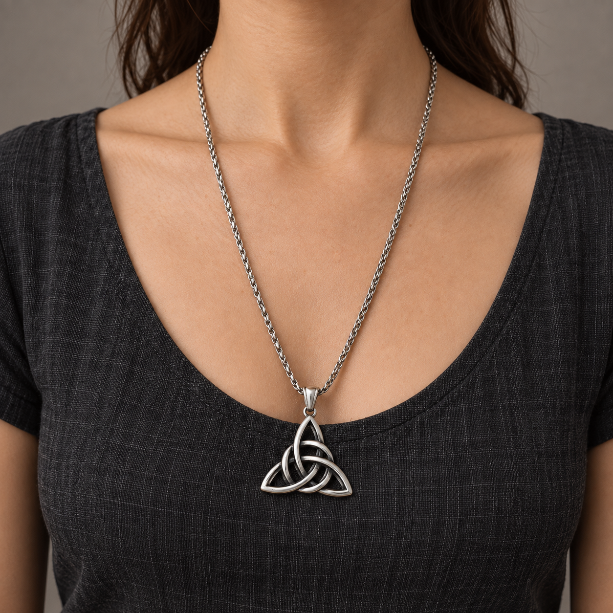 Collier Nœud de Trinité porté avec une chaîne de 60 cm - Univers Celtique