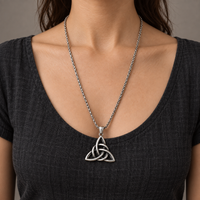 Thumbnail for Collier Nœud de Trinité porté avec une chaîne de 60 cm - Univers Celtique