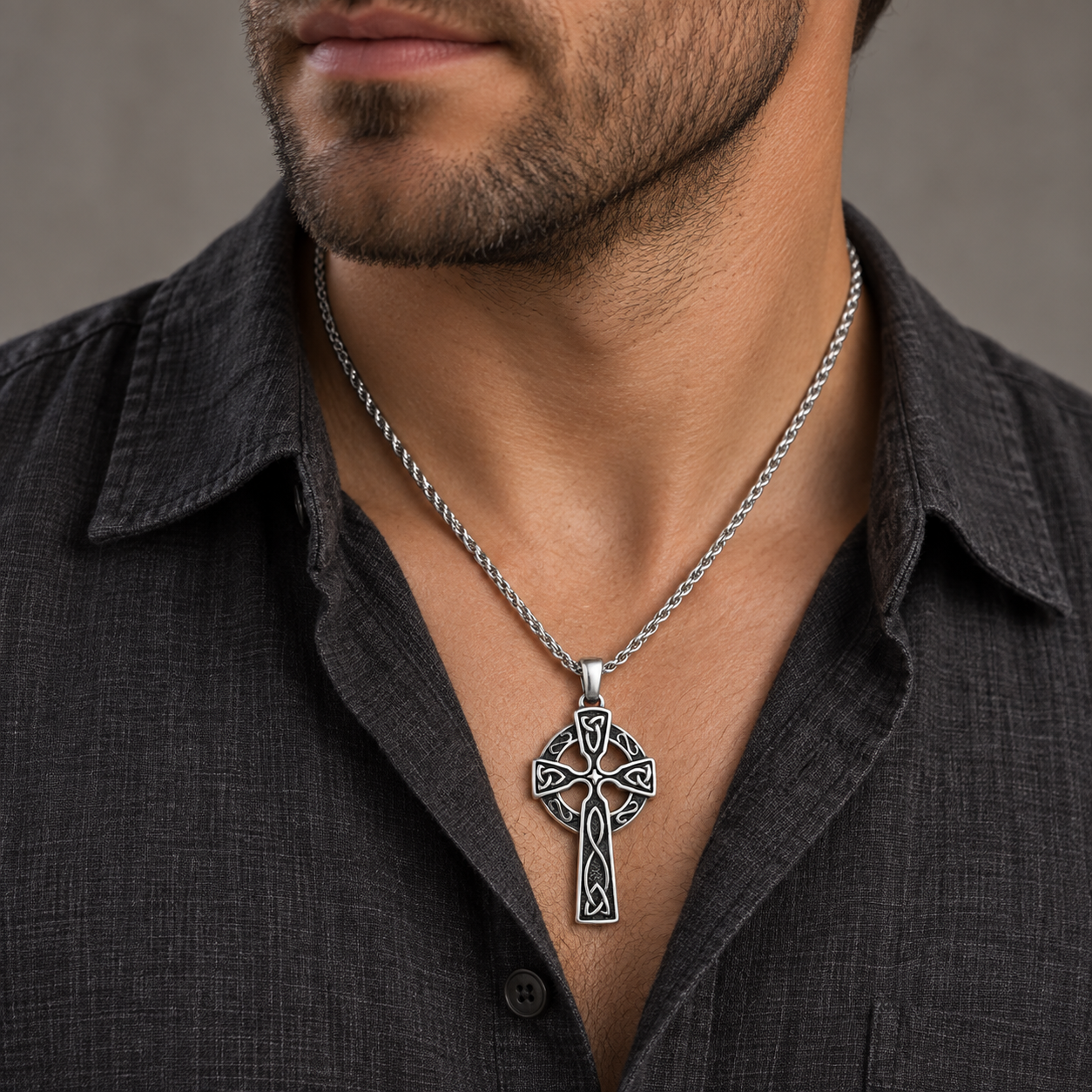 Pendentif Croix Celtique porté par un homme - Univers Celtique
