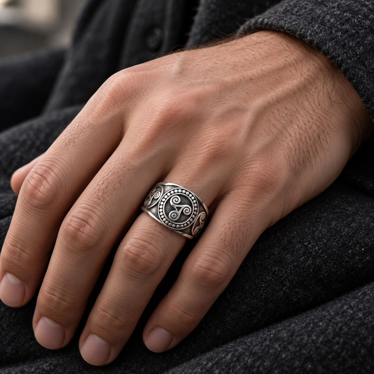 Bague Celtique Triskel portée par un homme - Univers Celtique