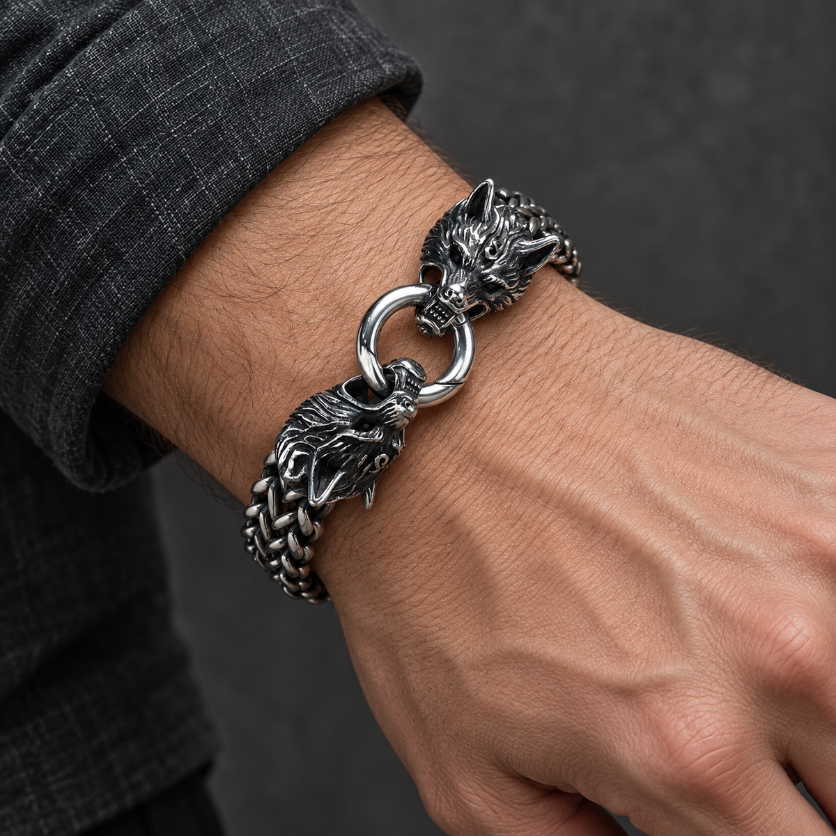 Bracelet Viking à têtes de loup porté au poignet