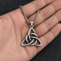 Thumbnail for Pendentif Triquetra celtique présenté dans la main - Univers Celtique