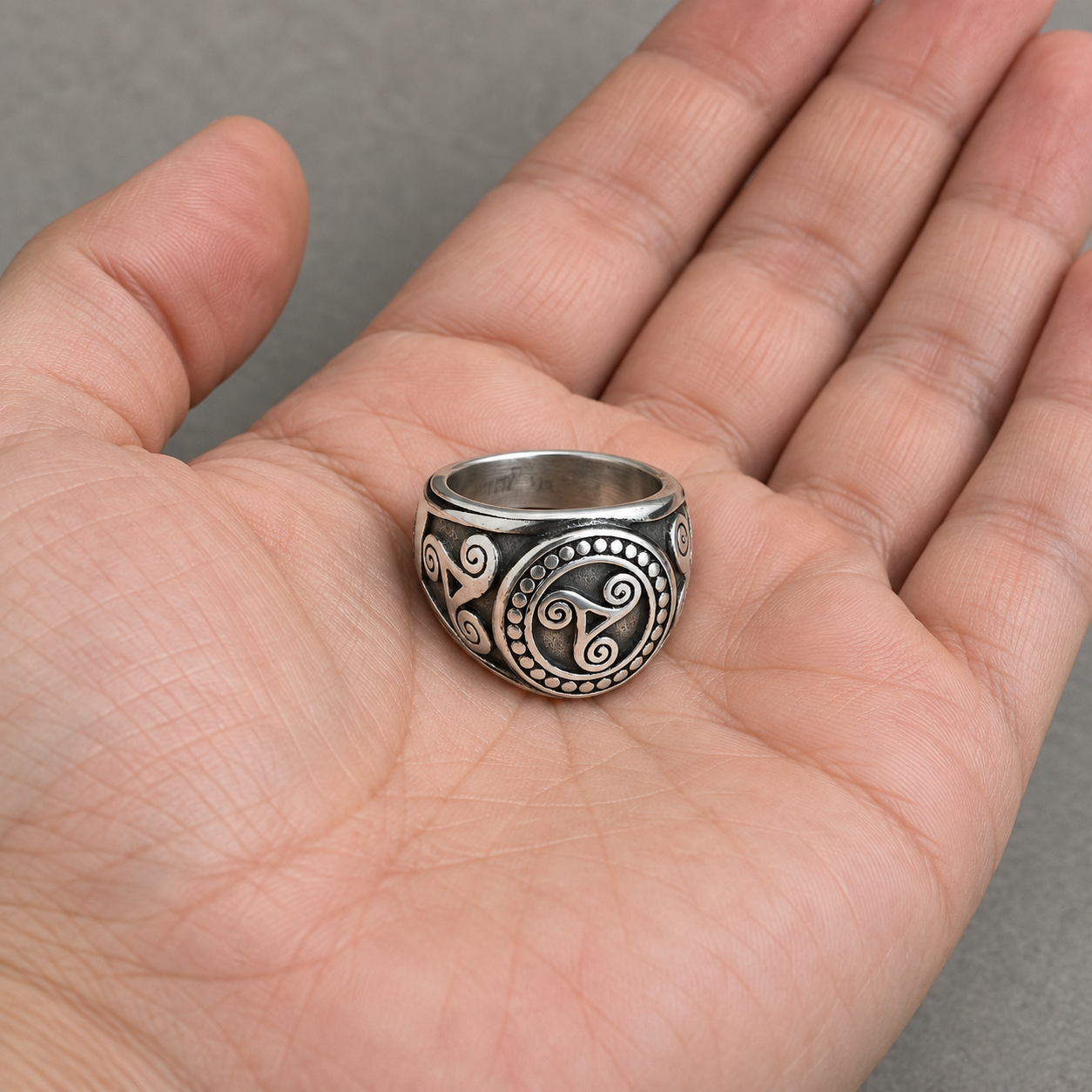 Bague Celtique Triskel présentée dans une main pour montrer son échelle - Univers Celtique