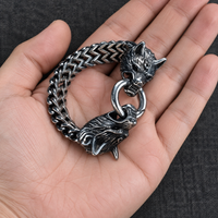 Thumbnail for Bracelet Viking à deux têtes de loup présenté dans la main - Univers Celtique