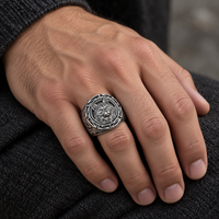 Thumbnail for Bague Viking Fenrir au motif de loup portée par un homme - Univers Celtique