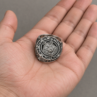 Thumbnail for Bague Viking Fenrir présentée dans une main pour montrer son échelle - Univers Celtique