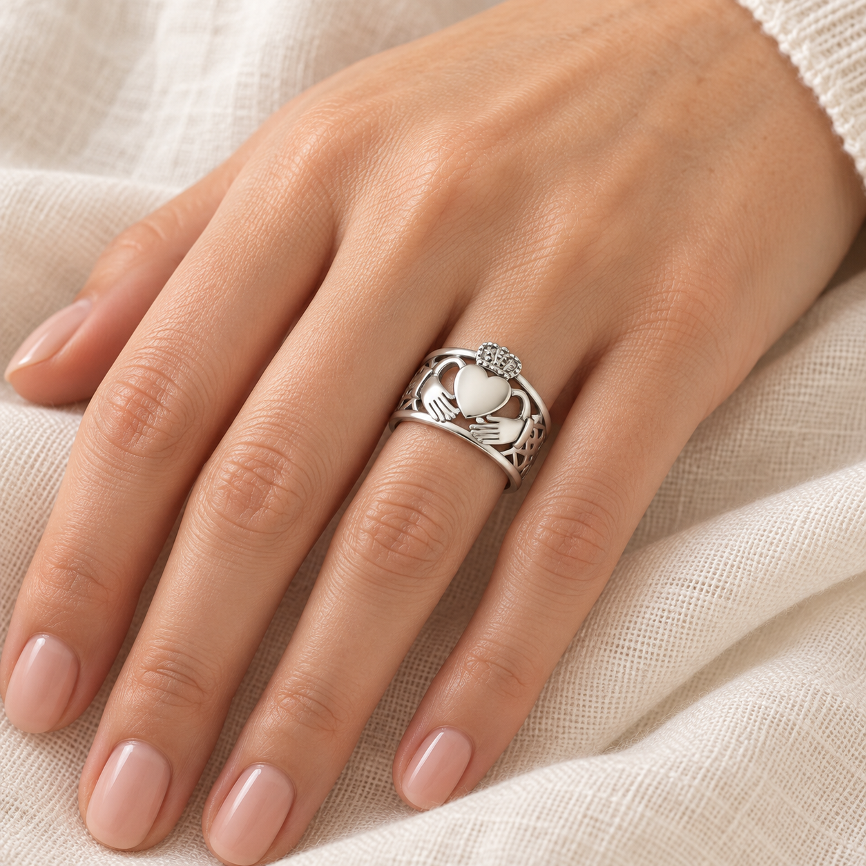 Anneau Claddagh argenté porté par une femme - Univers Celtique