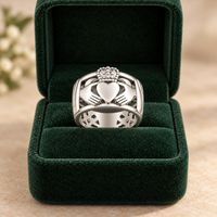 Thumbnail for Anneau Claddagh présenté verticalement dans un écrin vert - Univers Celtique