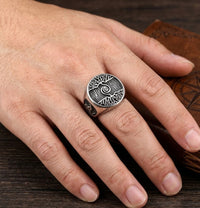 Thumbnail for Bague homme arbre de vie portée au doigt