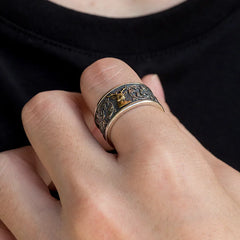 bague cerf portée au doigt