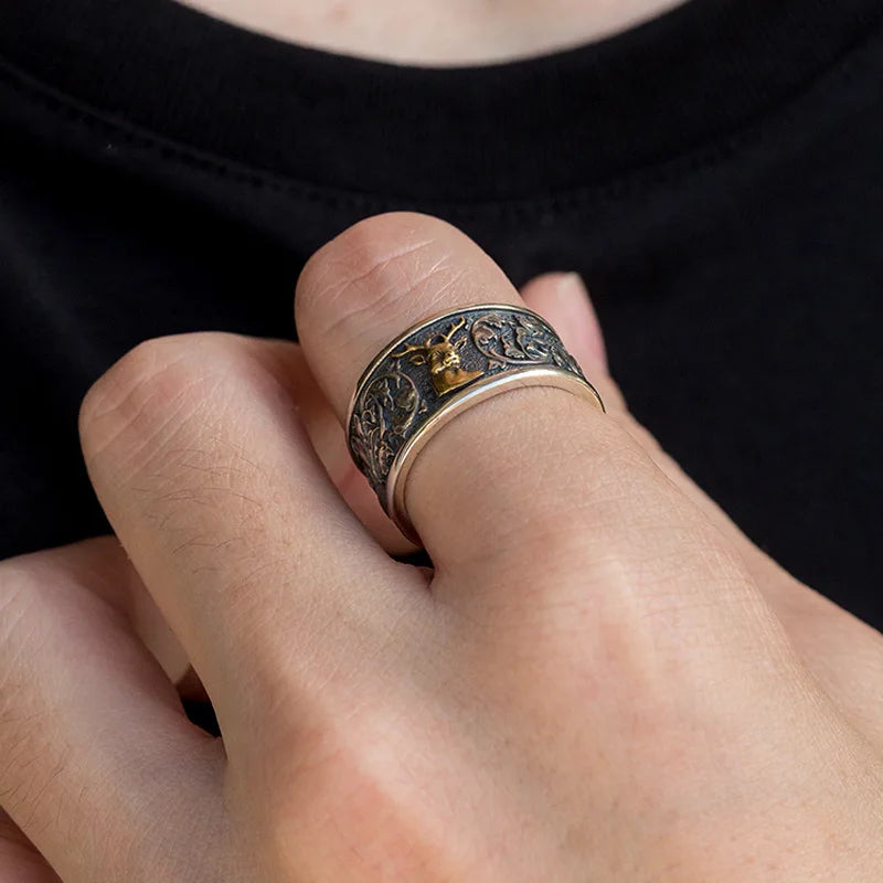 bague cerf portée au doigt