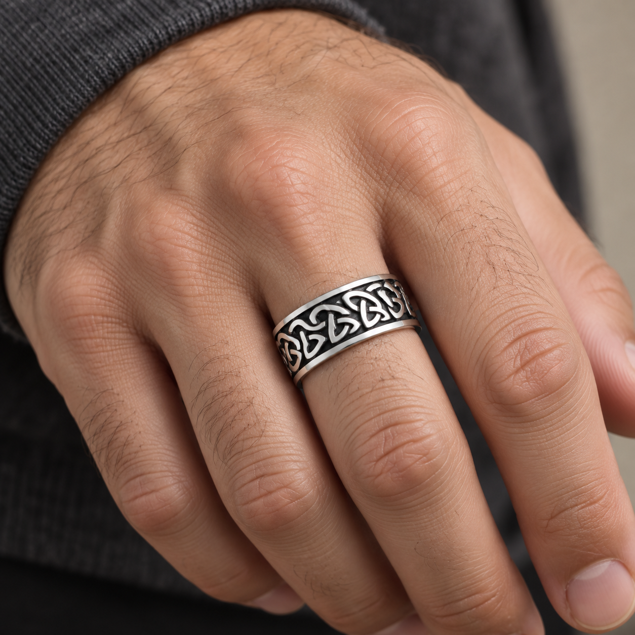 Anneau Celtique Triquetra porté à la main, taille 57