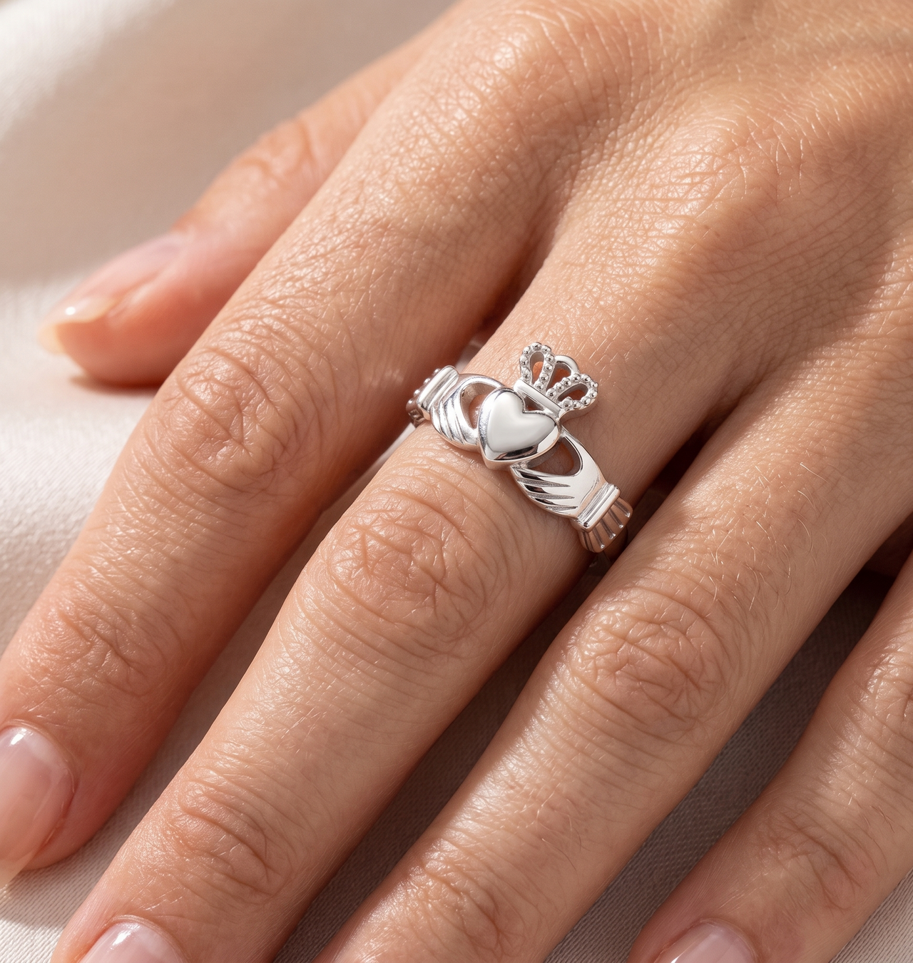 anneau claddagh sur main gauche