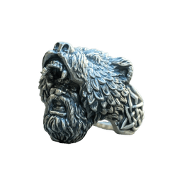 Bague représentant un guerrier barbu coiffé d’une peau d’ours